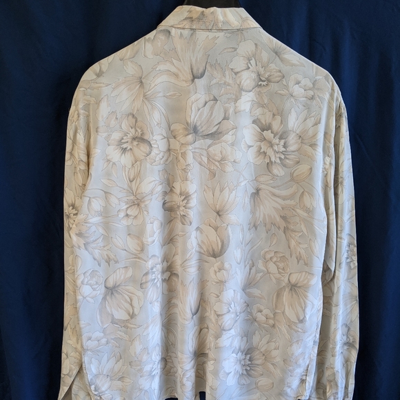 ⭐️SOLD⭐️ 💯% SILK Shirt - Picture 3 of 6